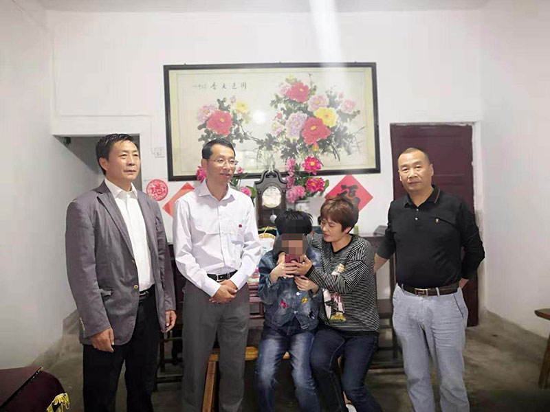 主題教育正當(dāng)時(shí) 志愿服務(wù)暖民心——區(qū)城建投公司黨支部開(kāi)展志愿服務(wù)、點(diǎn)亮“微心愿”黨日活動(dòng)