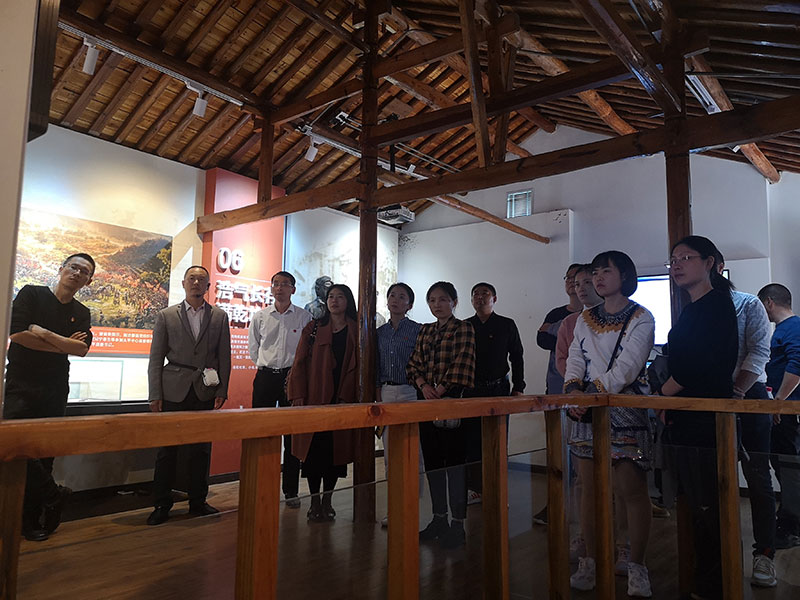區(qū)城建投黨支部開展革命傳統(tǒng)教育“緬懷先烈、重溫誓詞”主題黨日活動(dòng)