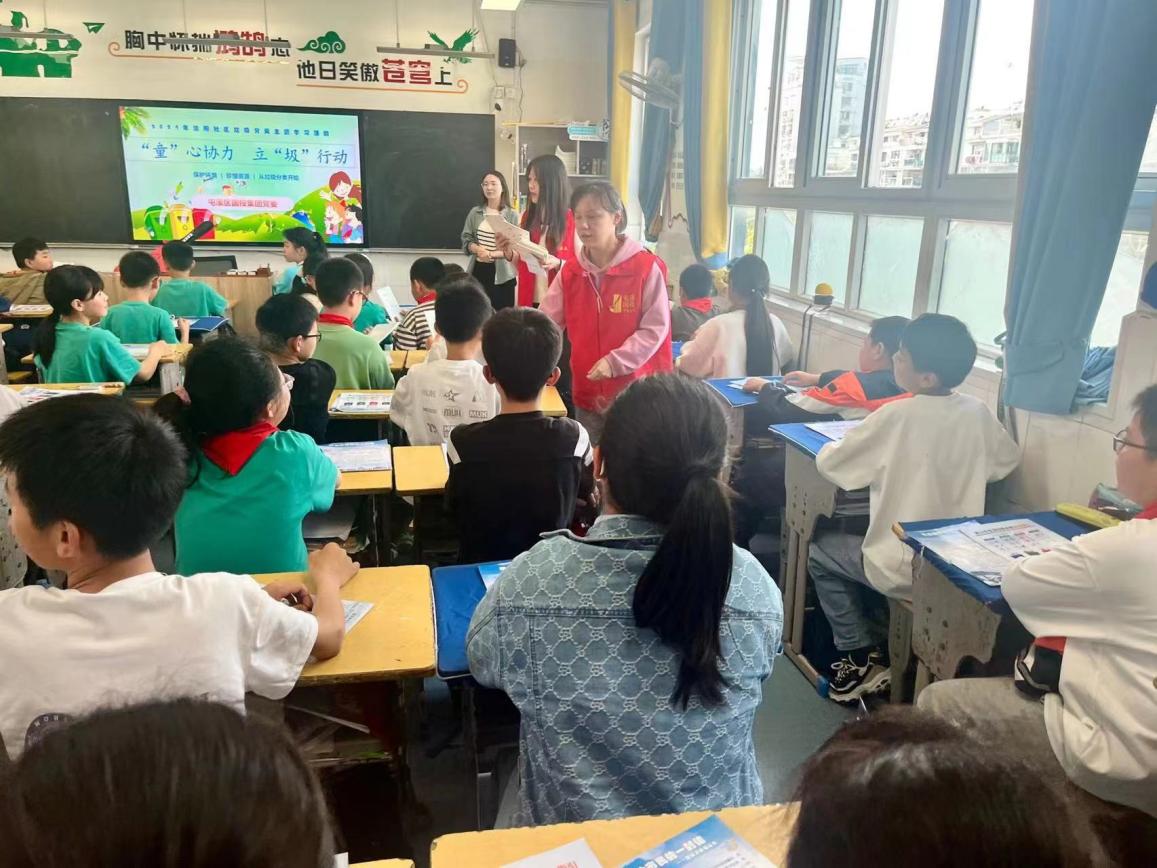 “攜手共筑美好家園”——開展垃圾分類宣傳、小區(qū)衛(wèi)生整治志愿者活動