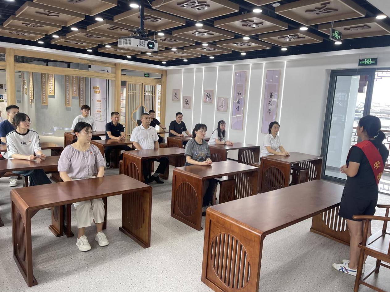 見賢思齊學楷模，崇德向善做好人——區(qū)國投集團黨委開展8月份主題黨日活動