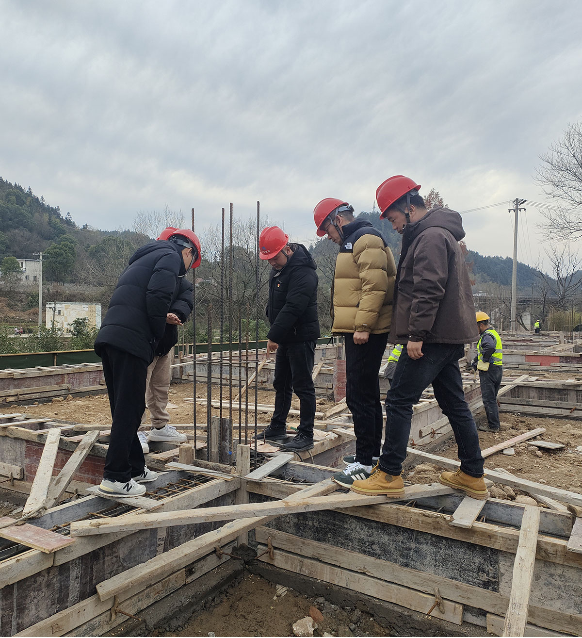 黨建引領進工地，支部聯(lián)動促發(fā)展